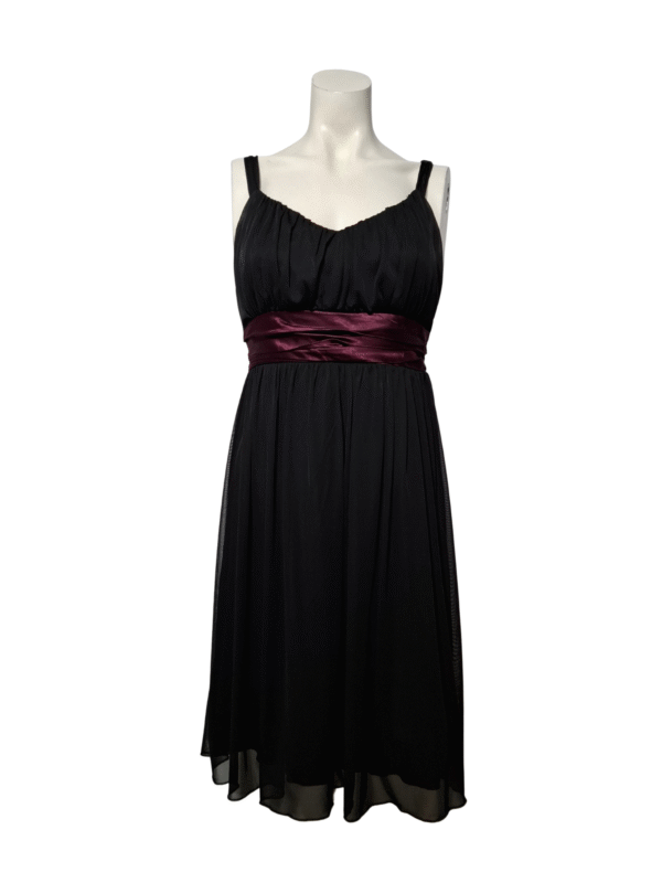 Juodo tiulio suknelė su kaspinu, M