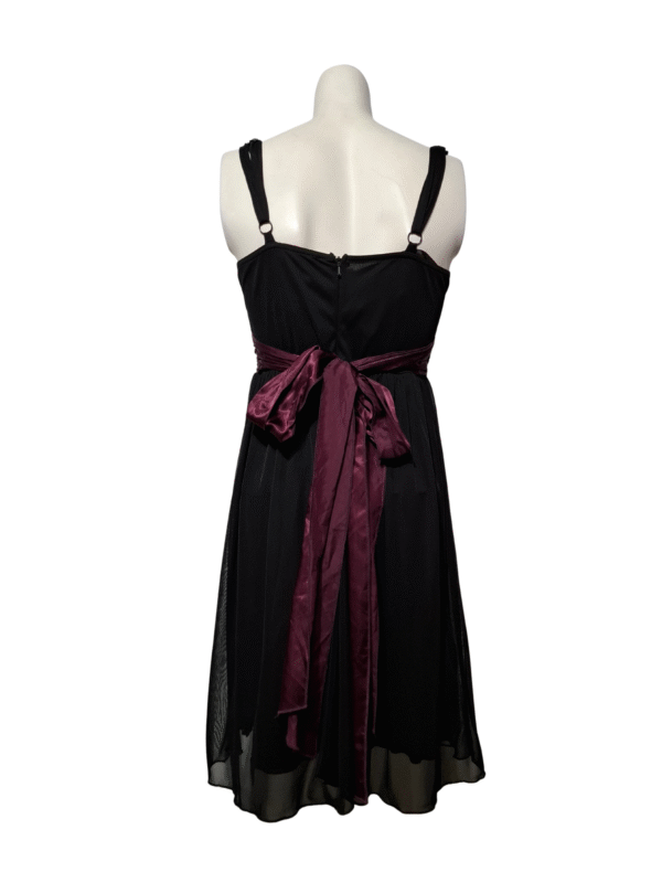 Juodo tiulio suknelė su kaspinu, M