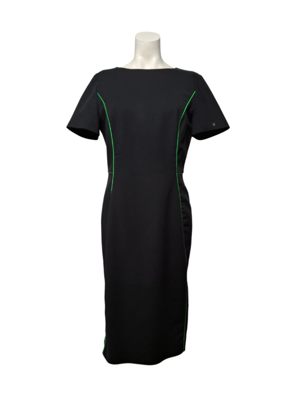 Juoda suknelė su žaliomis detalėmis, M