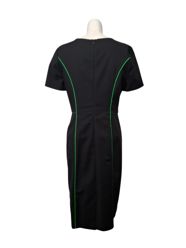 Juoda suknelė su žaliomis detalėmis, M