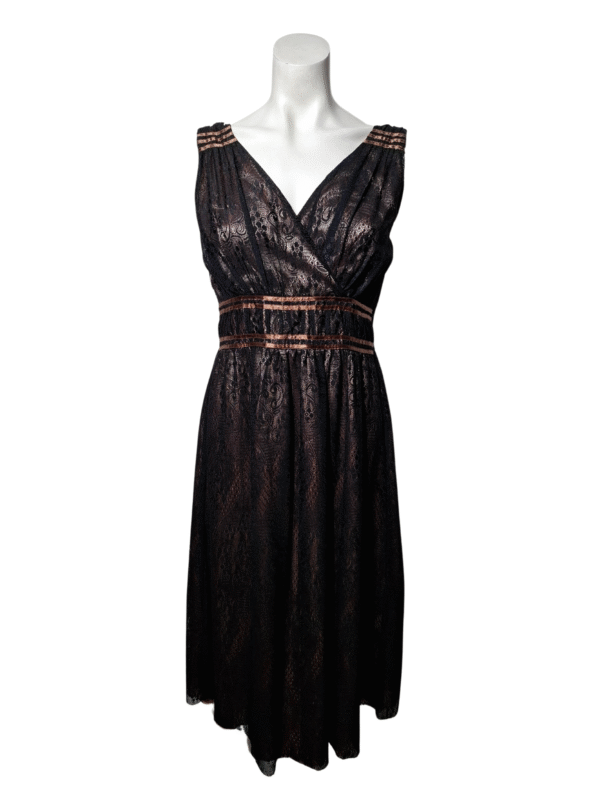 Ruda nėriniuota suknelė, M