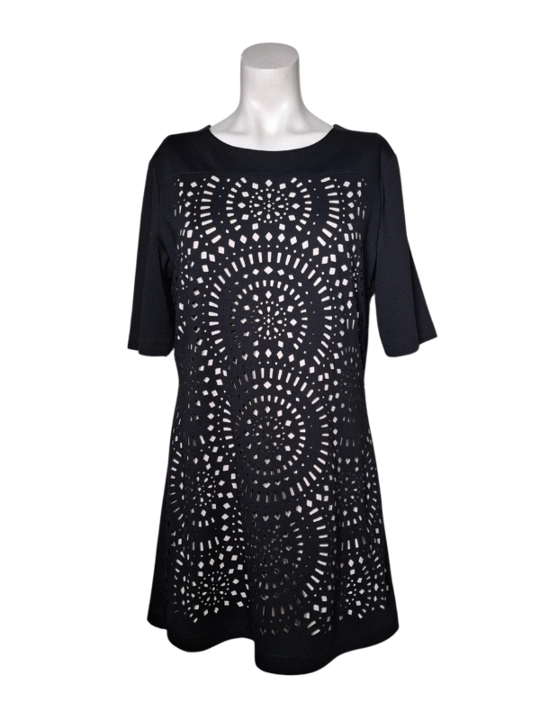 Juoda ažūrinė suknelė, S