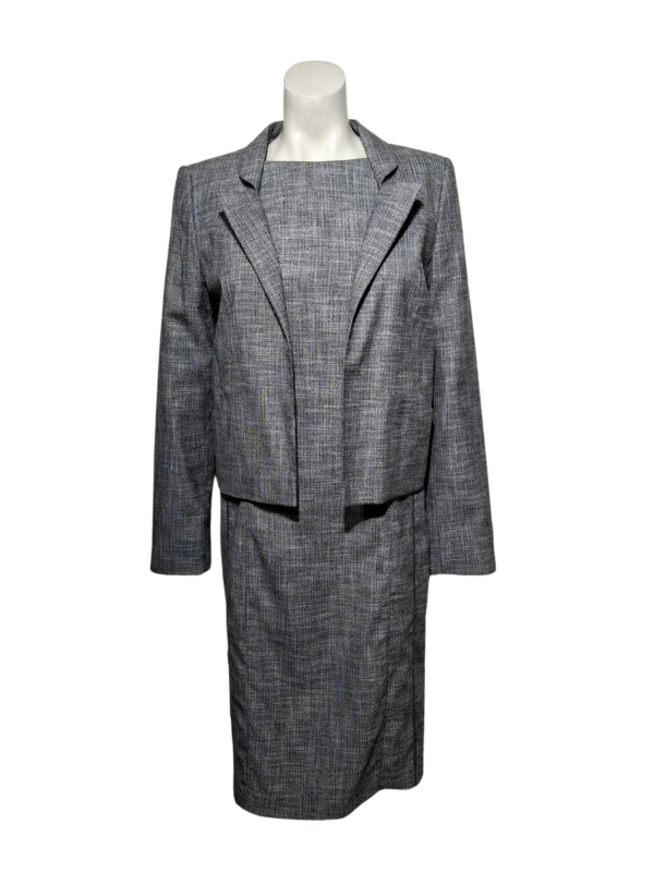 Pilkas kostiumėlis, S