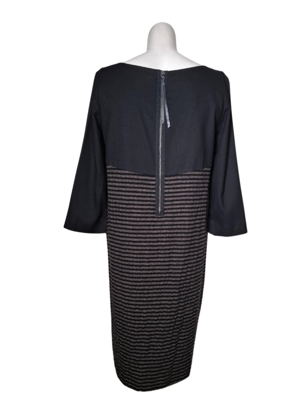 Juoda dryžuota vilnonė suknelė, M