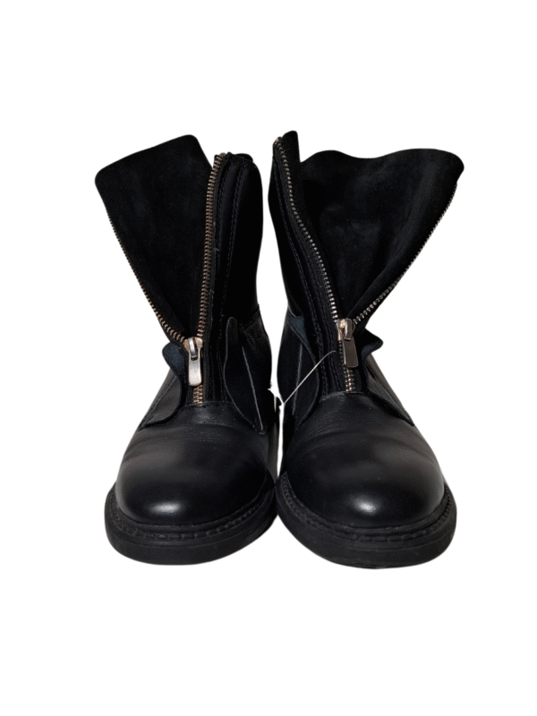 Juodi auliniai batai, 37