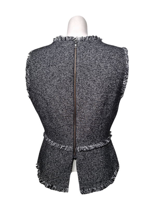 Juodai balta raštuota liemenė, L