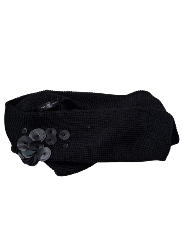 Juodas megztas šalikas