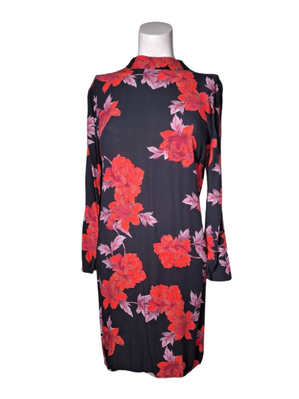 Juoda su raudonomis gėlėmis suknelė, M