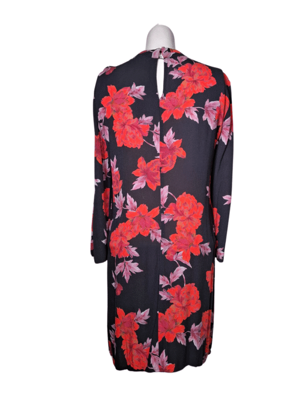 Juoda su raudonomis gėlėmis suknelė, M