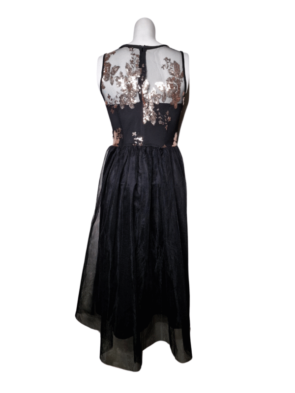 Juoda suknelė su žvyneliais, S