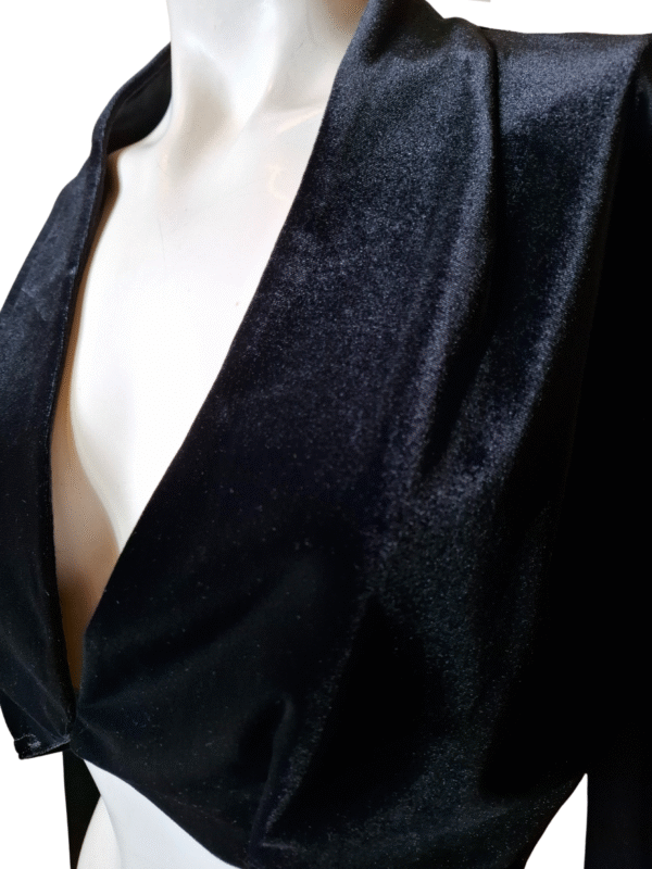 Juodas aksominis trumpas švarkas, L