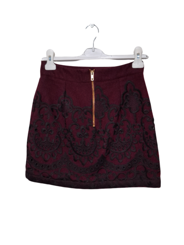 Tamsiai raudonas sijonas, S