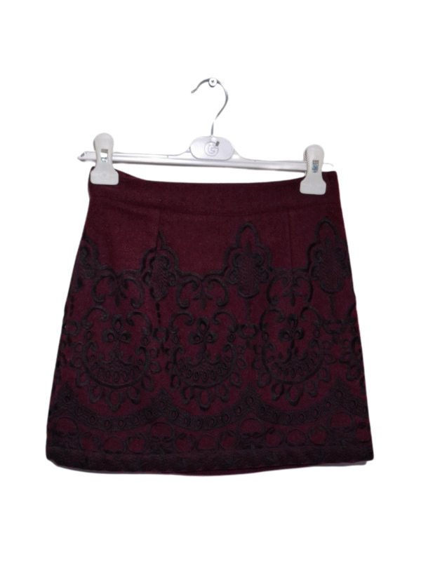 Tamsiai raudonas sijonas, S