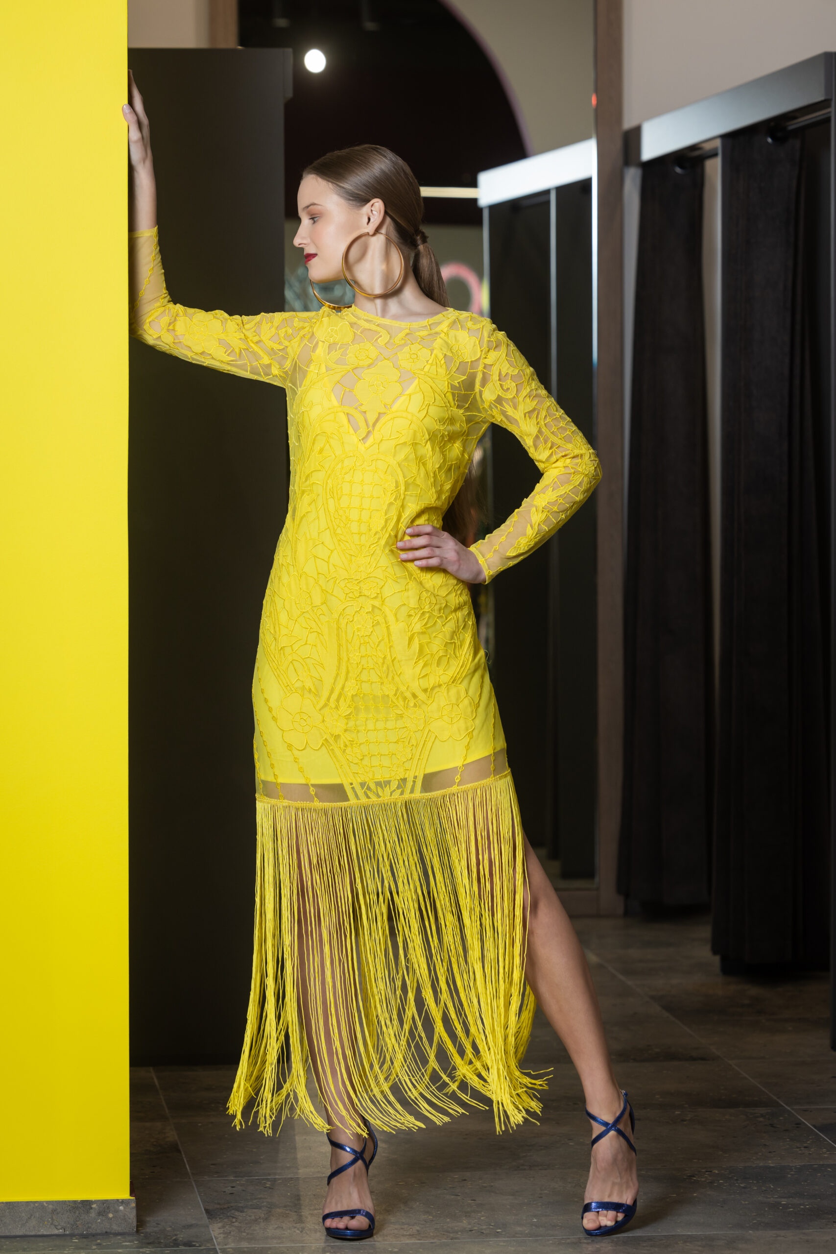 Antrasis – ryškiai geltona suknelė su kutais, pritaikyta universalioms šventėms. Drabužio kaina nesiekė 30 eurų, tačiau išlaikytas stiliaus ir elegancijos balansas.