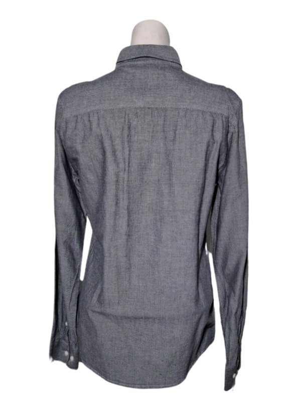 Pilki marškiniai, S