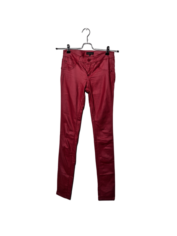 Raudonos kelnės, XXS