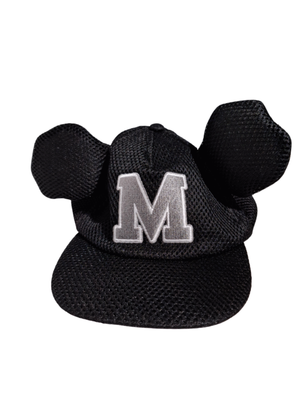 Juoda vaikiška kepurė su snapeliu