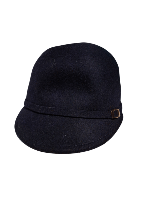 Tamsiai mėlyna kepurė su snapeliu