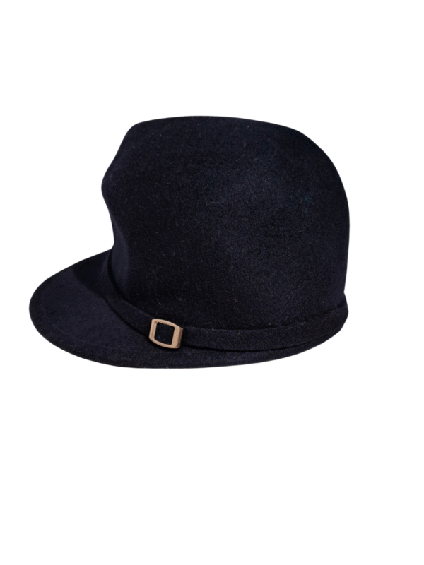 Tamsiai mėlyna kepurė su snapeliu