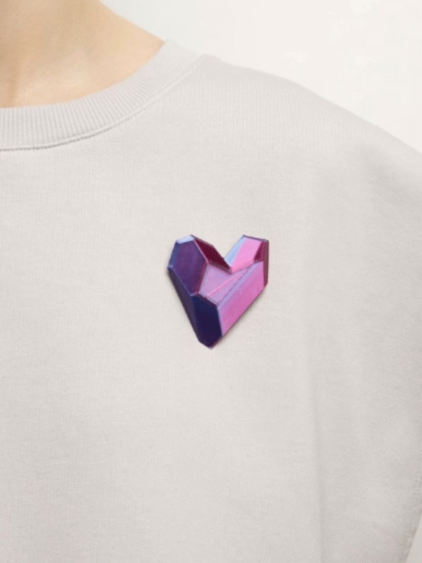 Violetinė širdies formos sagė