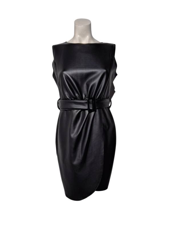 Juoda dirbtinės odos suknelė, L