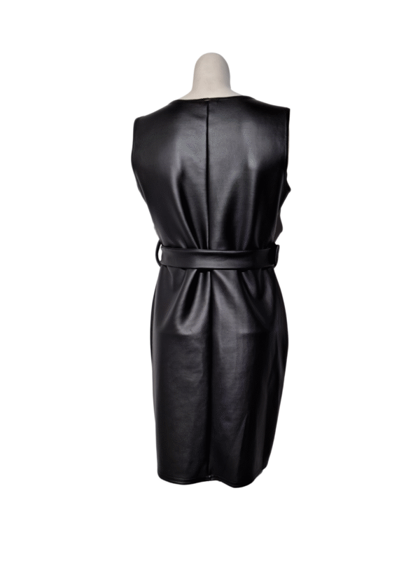 Juoda dirbtinės odos suknelė, L