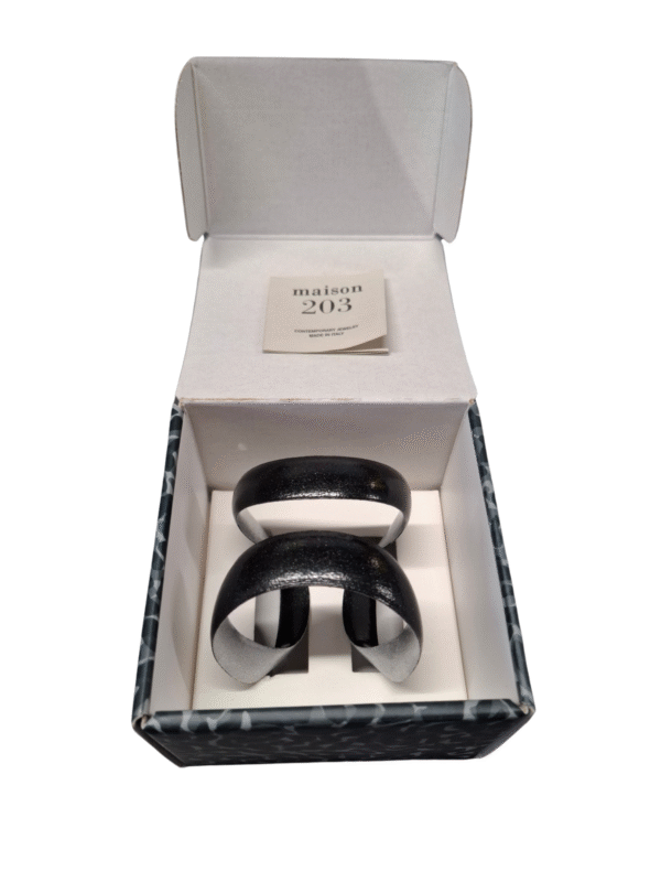 Juoda blizgi FLOW apyrankė