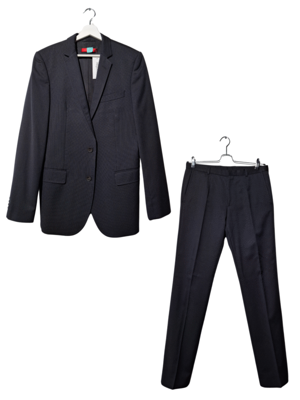 Juodas dryžuotas HUGO BOSS kostiumas, M