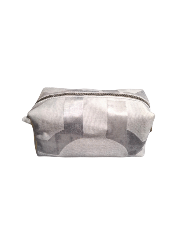 Upcycled by LOOPTEX balta raštuota kosmetinė