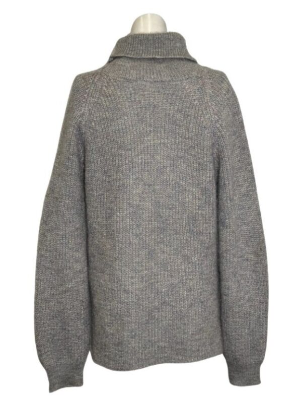Pilkas megztinis aukšta apykakle, M