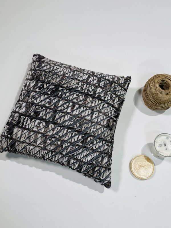 TEXTALE upcycled sluoksniuotas pagalvėlės užvalkalas, su raidėmis