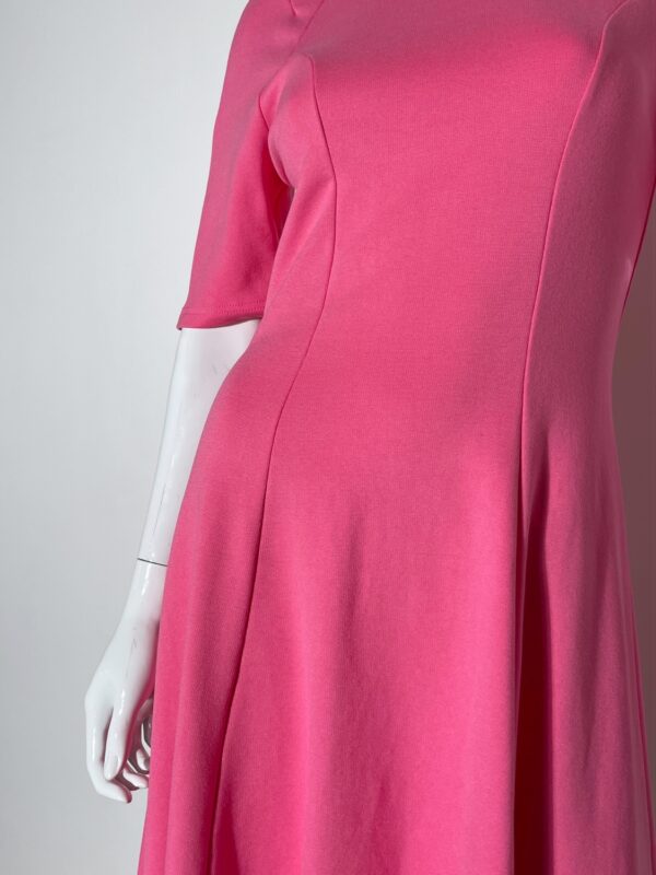 Rožinė suknelė, M