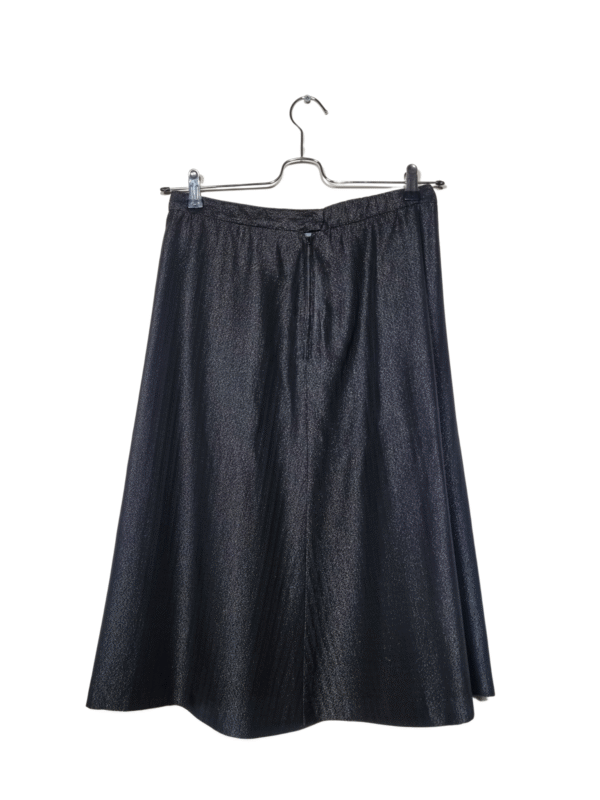 Juodas blizgus sijonas, M