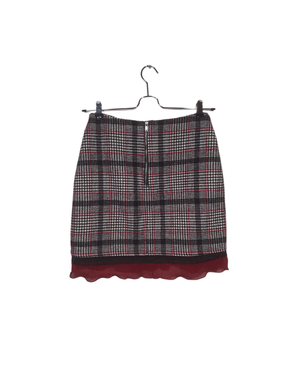 Trumpas languotas sijonas, M