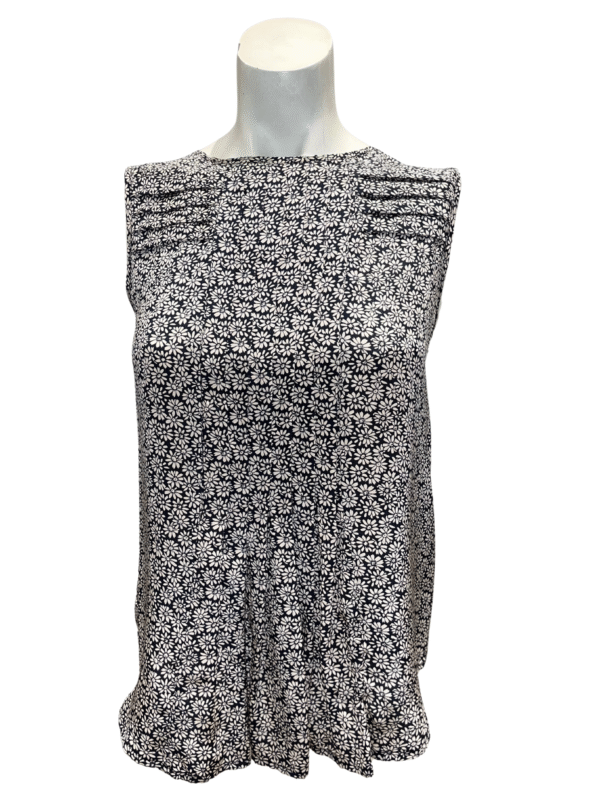 Juoda gėlėta palaidinė, M