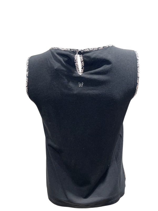 Juoda gėlėta palaidinė, M