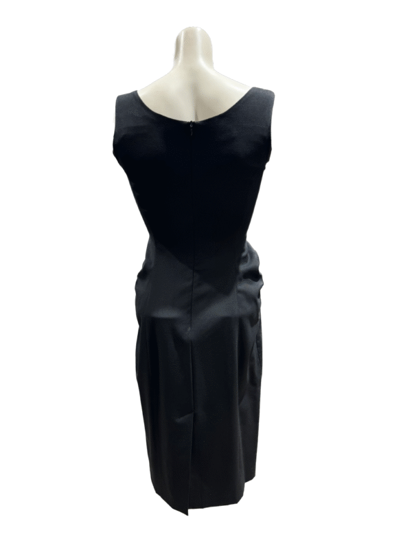 Juoda vilnonė suknelė, S