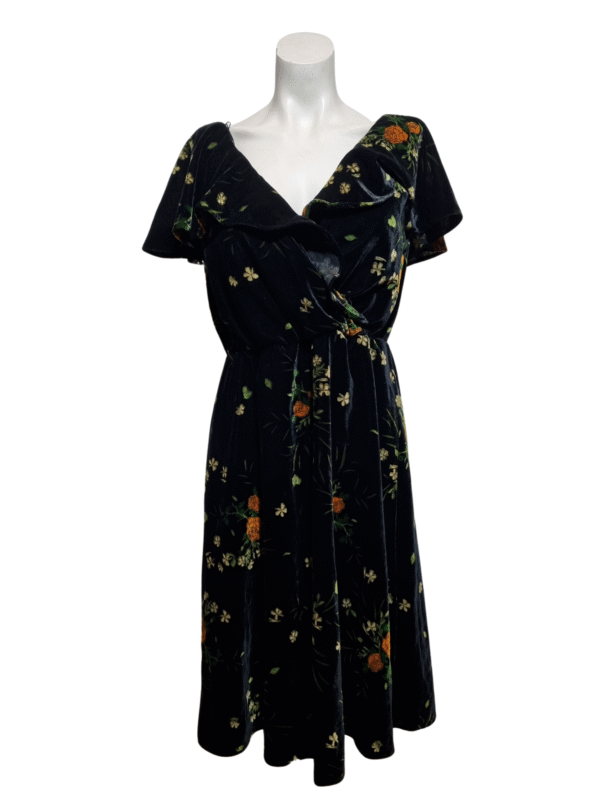 Juoda aksominė gėlėta suknelė, S