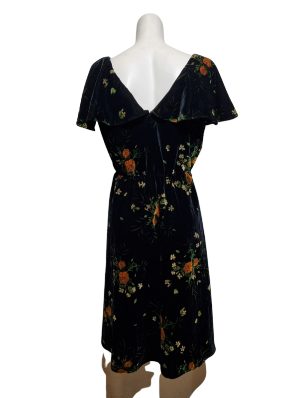 Juoda aksominė gėlėta suknelė, S