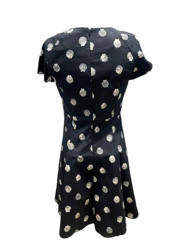 Juoda suknelė su kriauklių printu, S