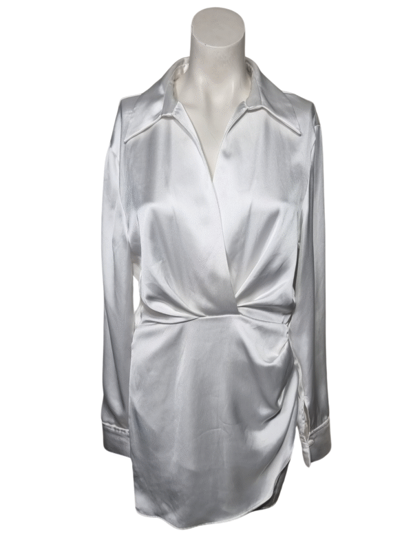 Balta blizgi suknelė, S