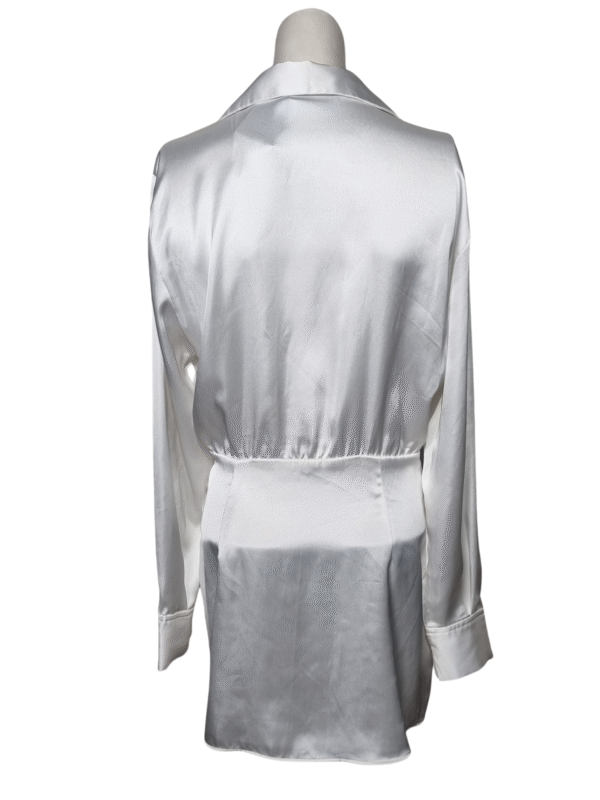 Balta blizgi suknelė, S