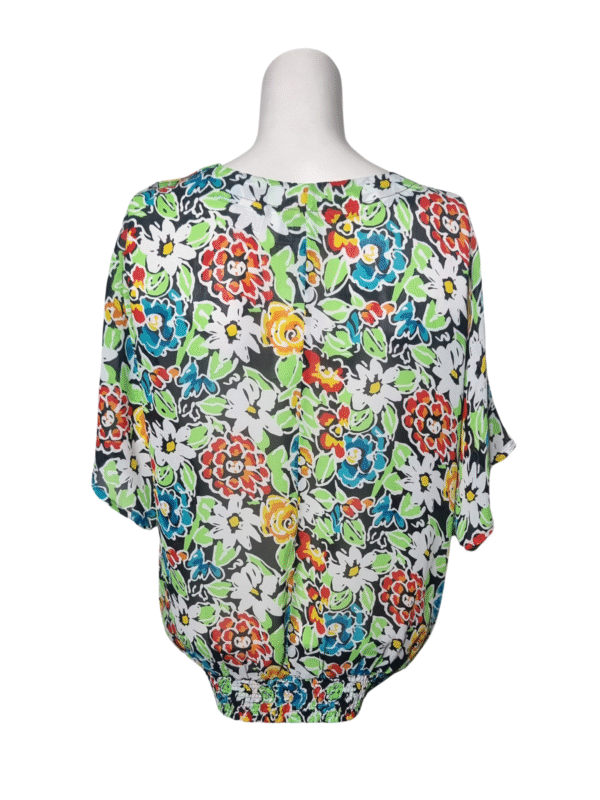 Įvairiaspalvė gėlėta palaidinė, M