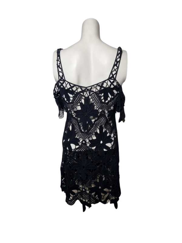 Juoda megzta suknelė, S