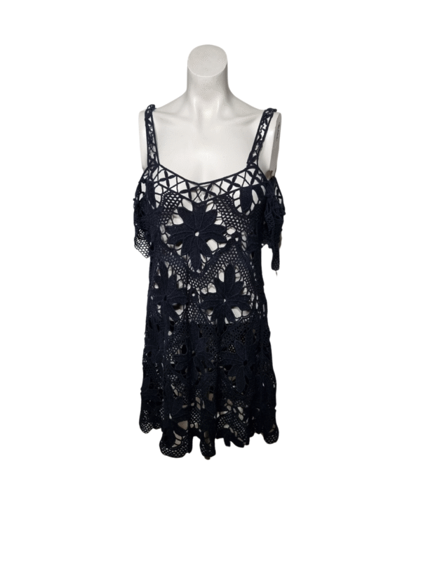 Juoda megzta suknelė, S