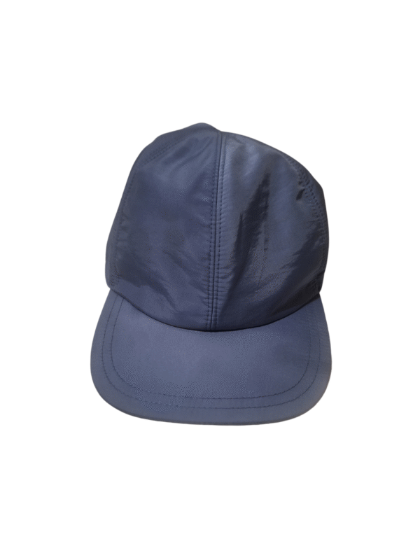 Mėlyna kepurė su snapeliu