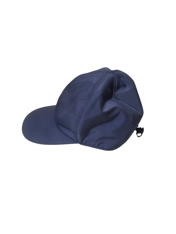 Mėlyna kepurė su snapeliu