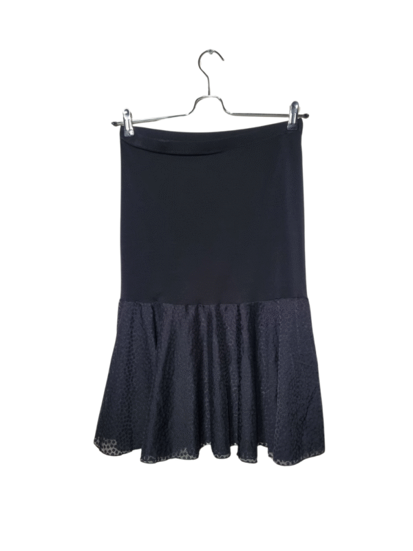 Juodas sijonas su apdaila, M