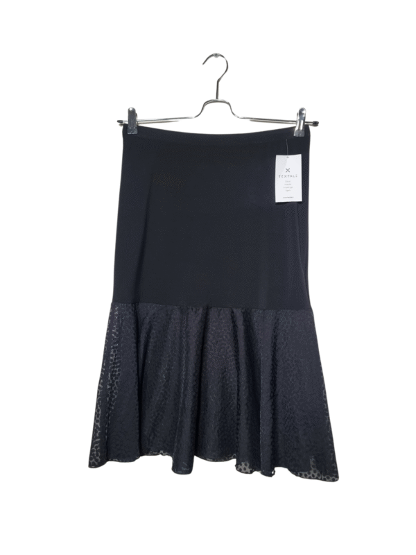 Juodas sijonas su apdaila, M