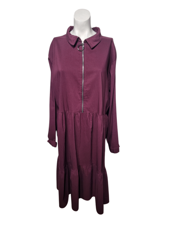 Tamsiai raudona suknelė su užtrauktuku, 3XL